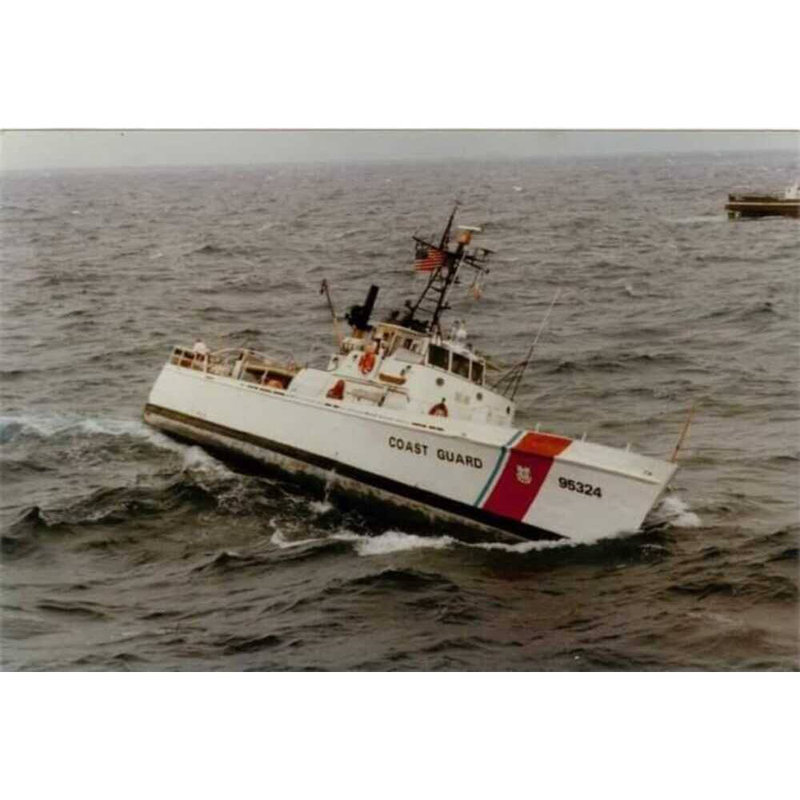 Maquette de bateau USCGC Cape Henlopen (WB-95328), H 10 po x l 30 po x P 5 po
