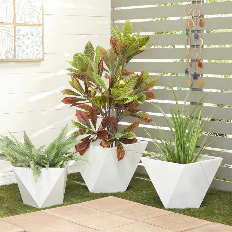 Esma Metal Planter, White