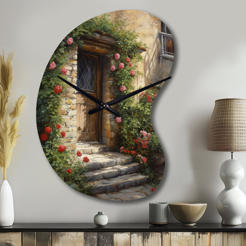 Chenango, porte de village remplie de fleurs I - horloge en métal de forme ferme, horloge murale traditionnelle asymétrique