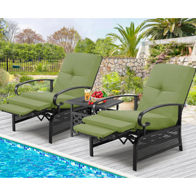 Chaise de patio inclinable avec coussins et table Arazia