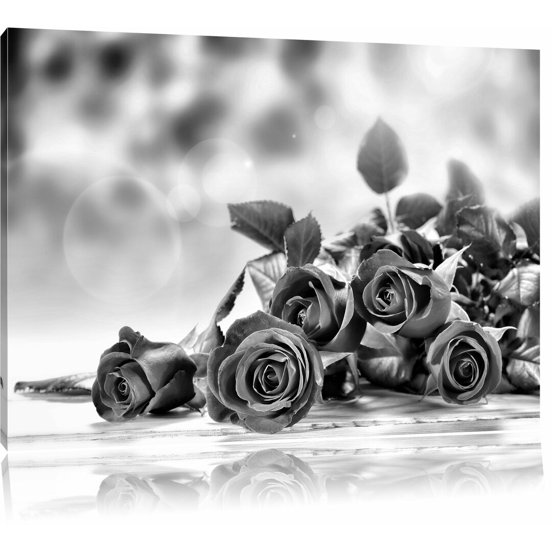 Leinwandbild Rosenstrauß auf Holztisch in Monochrom