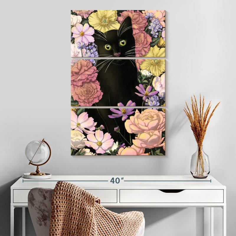 Petit chat noir Brampt dans un jardin coloré, H 45 po x l 28 po