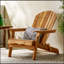 Chaise Adirondack pliante avec dossier à lattes et accoudoirs larges, parfaite pour la détente sur le patio, le jardin et le foyer