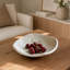 Coupe peu profonde en marbre beige chaud, 25 x 25 x 7,5 cm, idéale pour les centres de table et les présentations de fruits, design rustique et luxueux