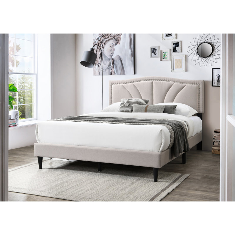 Lit plateforme brun en toile de jute avec tête de lit tapissier courbée et garniture cloutée pour le décor de la chambre à coucher