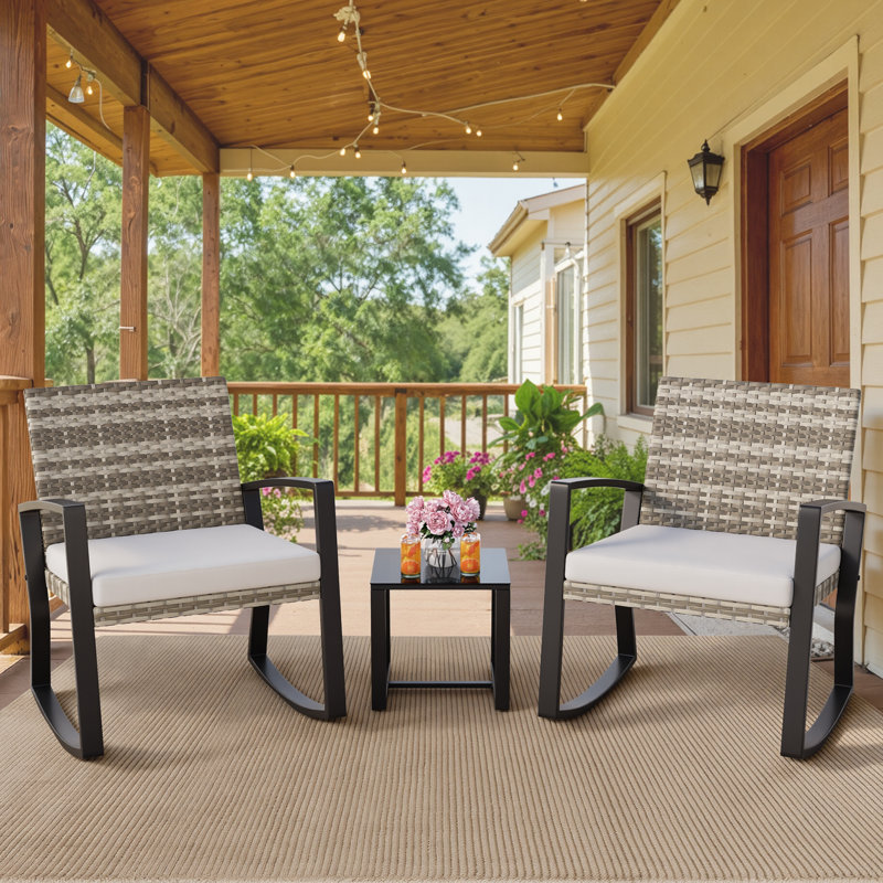 Ensemble de 3 chaises berçantes d'extérieur gris clair avec coussins blancs, ensemble de conversation pour patio et table basse