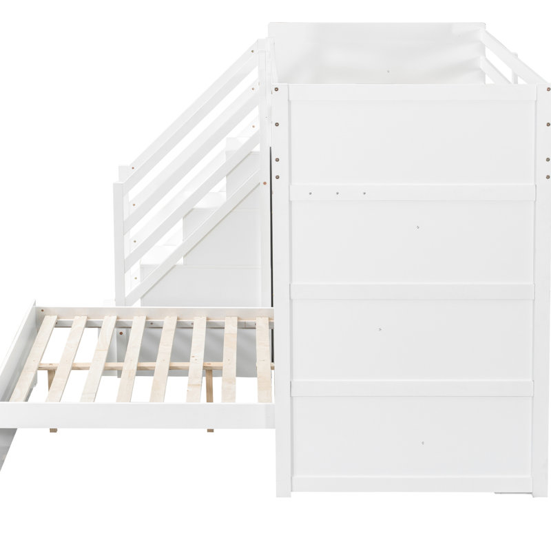Lit simple superposé au dessus d'un lit double blanc avec escalier de rangement, garde-robe et conception intégrée avec compartiments ouverts