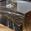 Table basse moderne et pratique avec des motifs noirs, alliant élégance et mode naturelle.