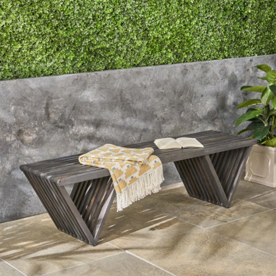 Banc d'extérieur moderne en bois d'acacia avec lattes ouvertes, parfait pour des sièges durables et élégants