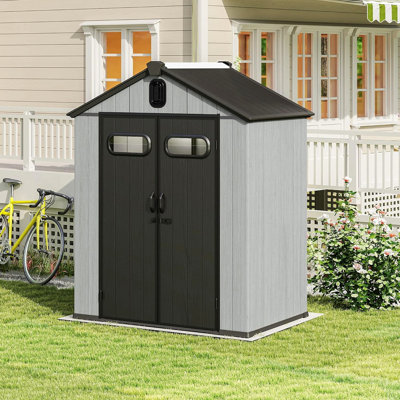 Remise de rangement extérieure en résine 6 x 4 pi avec fenêtres transparentes et évents à persiennes, remise à outils en plastique avec portes verrouillables doubles et toit à pignon, remise de jardin extérieure pour la cour arrière, patio, pelouse, gris