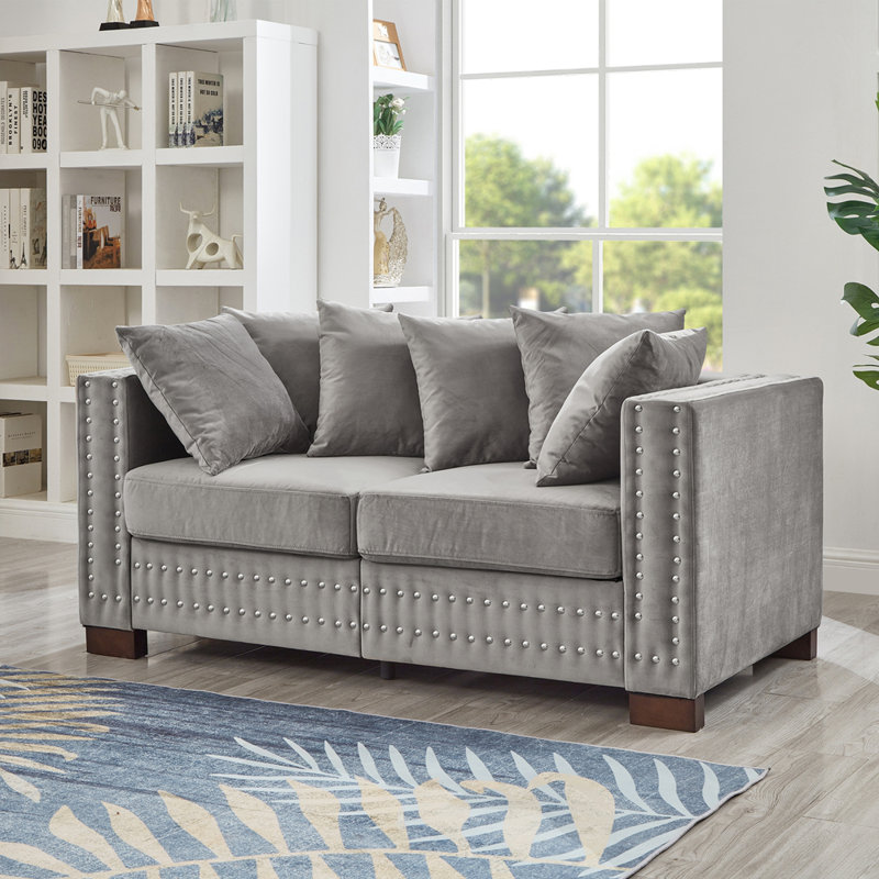 Canapé moderne rembourré en velours avec accoudoirs carrés, clous argentés et housses de coussin amovibles pour une décoration intérieure élégante