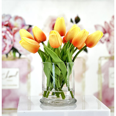 Petite tête en faux tulipes dans un vase, centre de table de petite taille