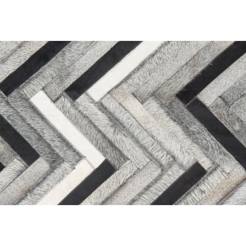 Tapis rectangulaire gris / blanc en cuir de vache à chevrons El Cielo, Rectangulaire 2 pi x 3 pi