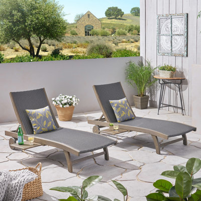 Chaise longue avec plateau coulissant - 2 pièces Gris, fabriqué à partir de bois robuste. Siège et dossier pour un moment de détente. Portée latérale facile. Assemblage requis: plateaux 2 pièces. Conception robuste. Commodité.