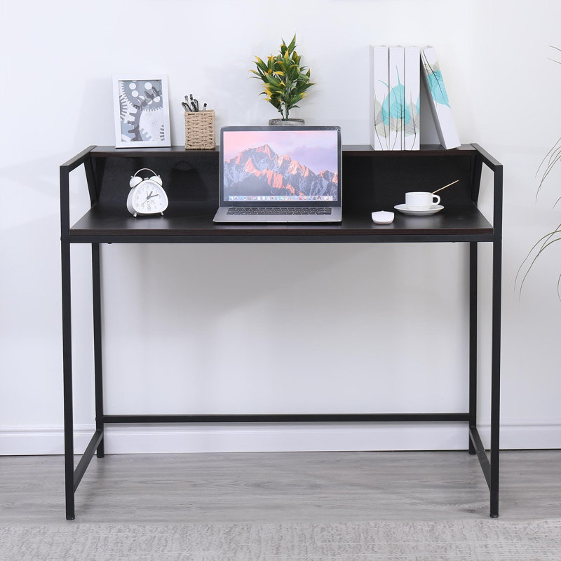 Console noire étroite avec porte d'entrée moderne et petite table de canapé derrière le canapé