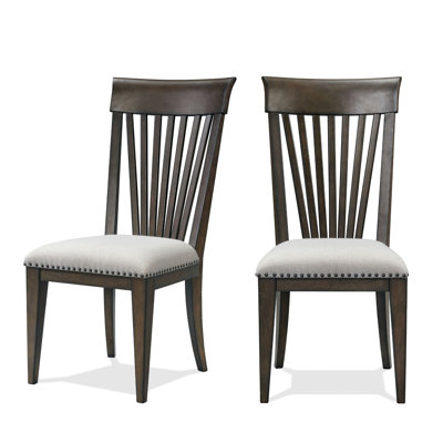 2 chaises rembourrées à dossier à lattes Grant, beige, garniture cloutée pour les chaises de salle à manger avec revêtement beige, dossier à lattes élégant