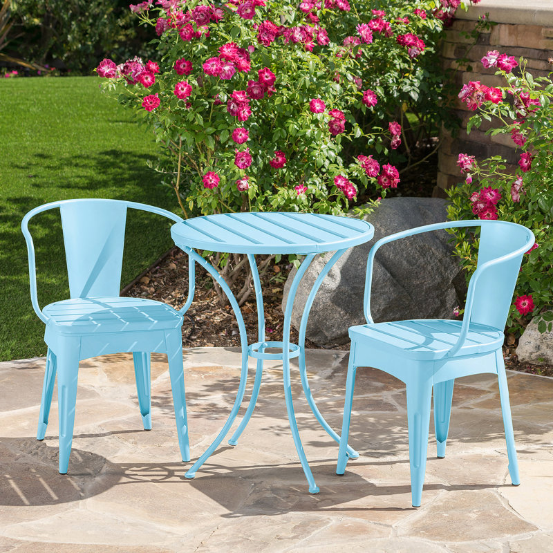Ensemble de patio, une table basse avec deux fauteuils