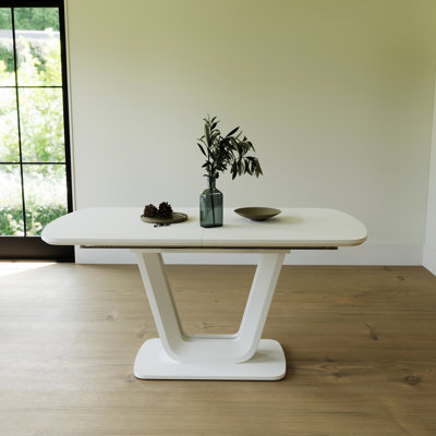 Table de cuisine blanche avec pieds en forme de U pour une fonctionnalité extensible, durable et résistante
