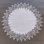 Grand napperon en dentelle argentée sur fond jacquard blanc, plateau de table (rond 24 po)