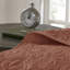 Couvre-lit réversible 3 pièces pour grand lit en argile rouge, surdimensionné avec matelassage, rembourrage en coton prélavé pour une nuit paisible, vient avec deux taies décoratives, grand rouge facile à laver à la machine, matelassage à drapé