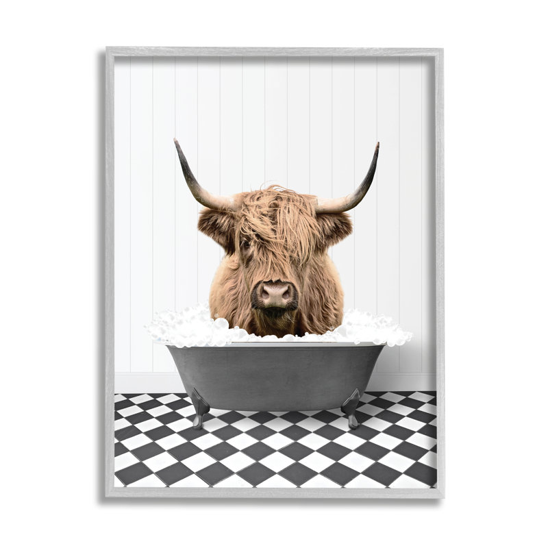 Bovin Trinx dans une salle de bain à carreaux, art giclée par lettré et doublé, H 30 po x l 24 po x P 1,5 po