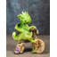 Figurine fantaisie bébé wyrmling chevauchant une bûche en bois