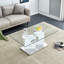 Une table basse rectangulaire moderne et tendance avec plateau en verre trempé et pieds en panneau de fibres à densité moyenne. Convient au salon: 47,2 po x 25,5 po x 18 po
