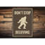 Panneau «Dont Stop Believing Bigfoot» en aluminium-58278743