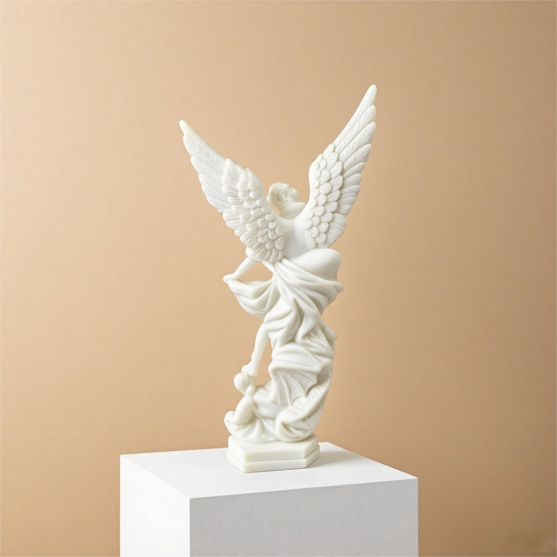 Une statue en résine de l'archange Saint-Michel, Blanc