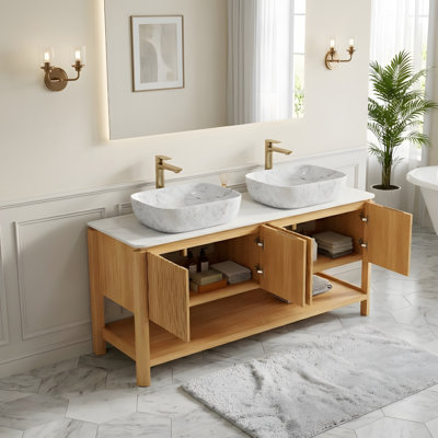 Meuble-lavabo 60 po, lavabo autoportant en contreplaqué avec 4 portes en bambou texturé et tablette ouverte, 2 lavabos en céramique à motif marbré et plateau en pierre frittée blanc de Carrare, couleur grain de bois