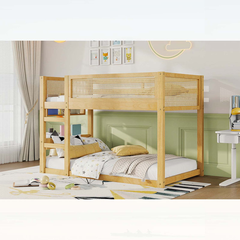 Lit superposé simple au-dessus d'un lit simple avec tablettes de rangement et garde-corps en rotin, sécuritaire et élégant pour les chambres d'enfants