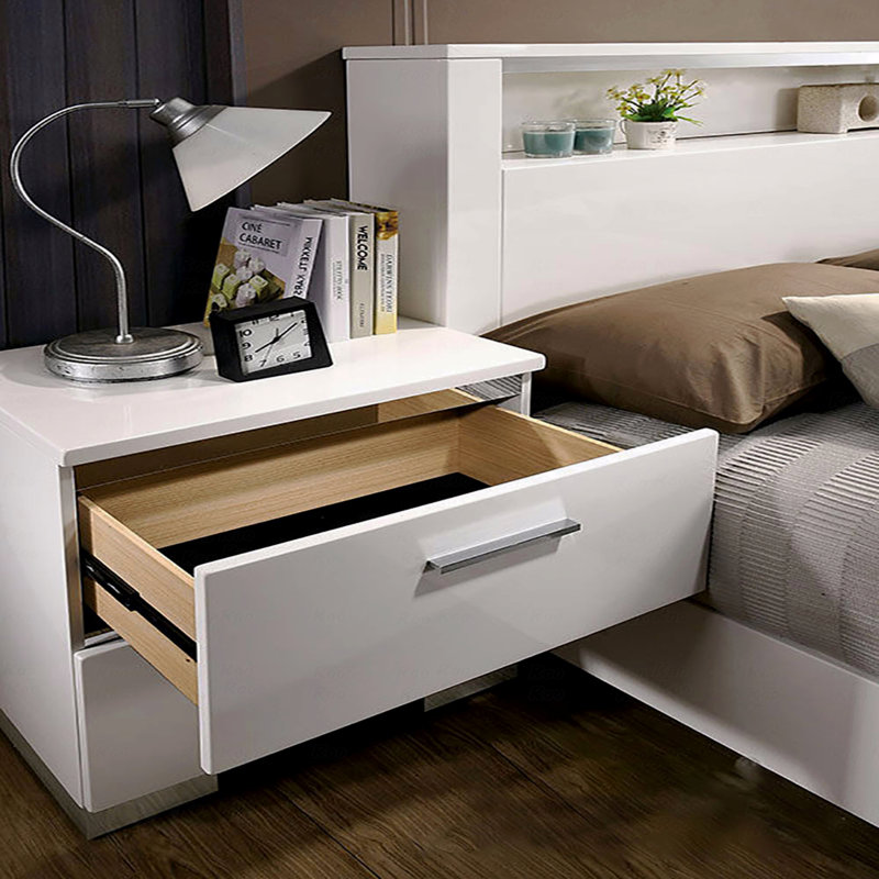 Table de chevet de chambre à coucher avec chargeur USB et pieds chromés
