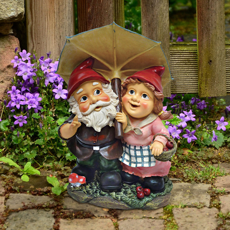 Statue de jardin gnomes sous un parapluie jour pluvieux