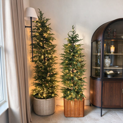Sapin de Noël Norfolk Pine de 1,80 m, pré-illuminé avec 170 DEL et 8 modes d'éclairage, en polyéthylène doux au toucher, sans danger pour les familles et les animaux, base lestée robuste pour la décoration de Noël à la maison, au bureau ou sur la terrasse.