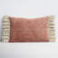 Coussin décoratif large en marbre à pampilles-452799358-496542540