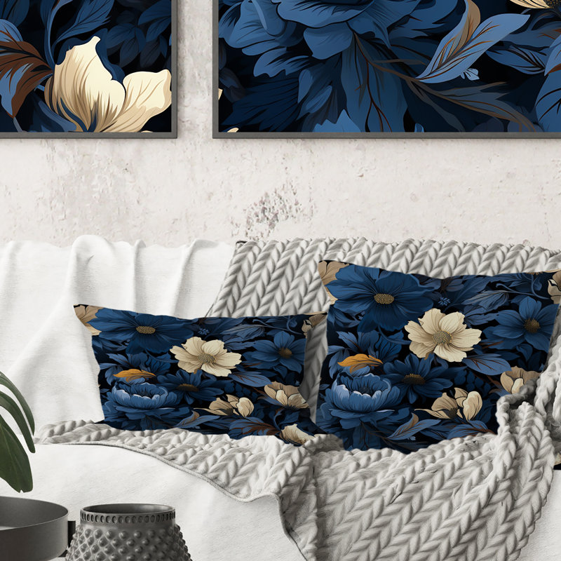 Motif floral bleu foncé et blanc Nightfall - coussin à imprimé floral