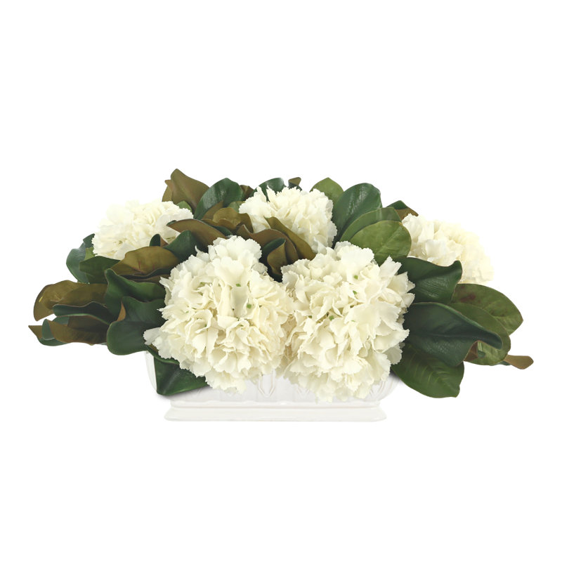 Arrangement floral avec hortensias et feuilles de magnolia