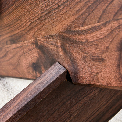 Table basse moderne avec pieds en verre trempé et couleur noyer pour les espaces confortables