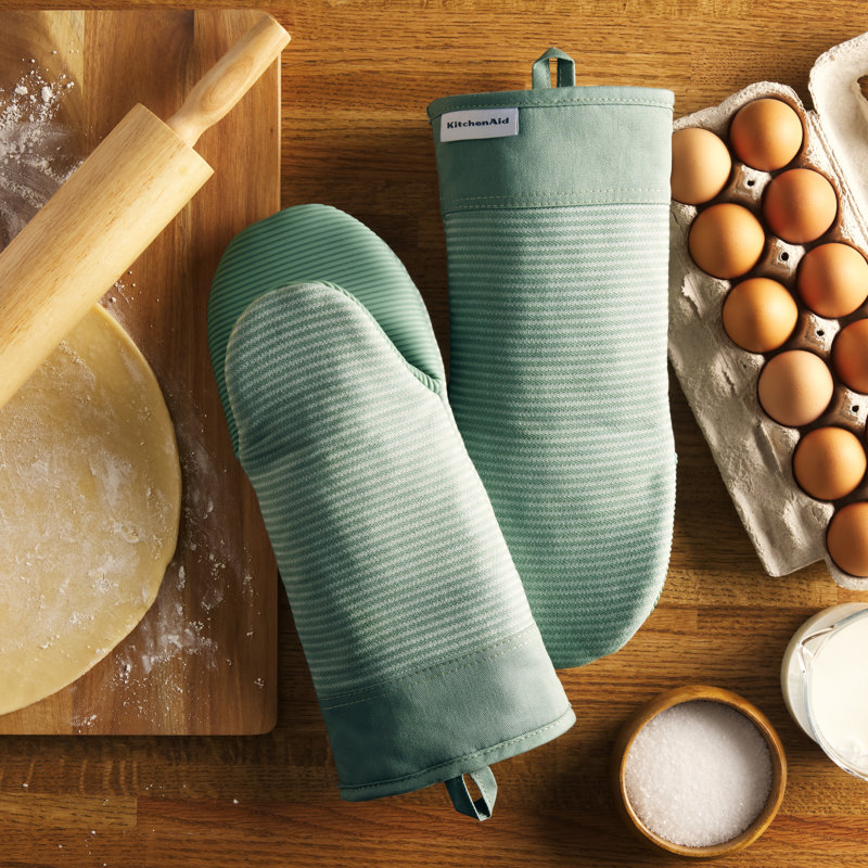Gants de cuisine KitchenAid Micro Rib à rayures en silicone, ensemble de 2, Cardamome