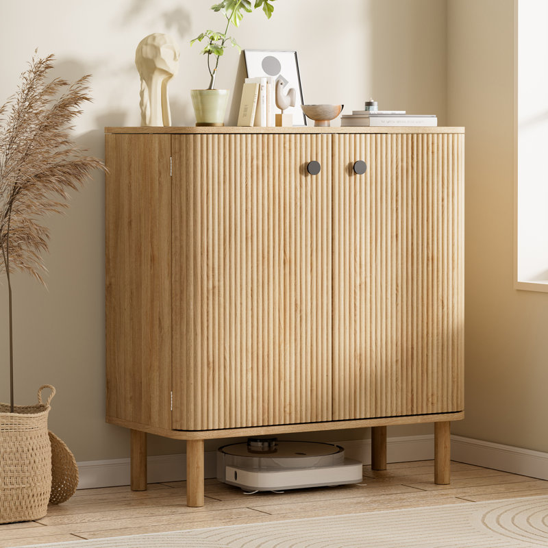 Buffet Seyla 79 cm (31 po) avec pieds en bois massif, 2 tablettes réglables et 2 portes cintrées et cannelées, beige, Chêne