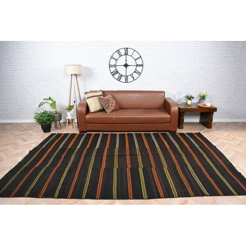 Tapis turc noir à rayures noires parfait pour rehausser l'esthétique de votre intérieur