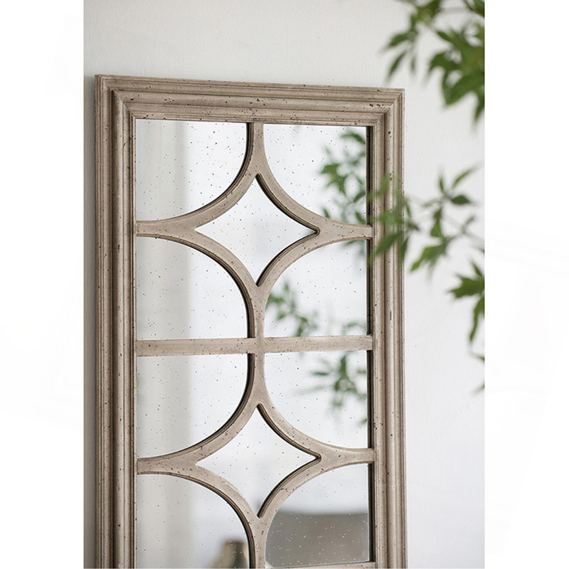 Miroir rétro exquis avec attrait décoratif et caractère intemporel