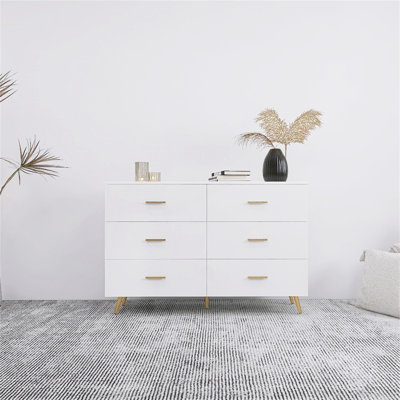 Commode ultra-brillante avec six tiroirs spacieux et des accents métalliques élégants pour des solutions de rangement modernes.