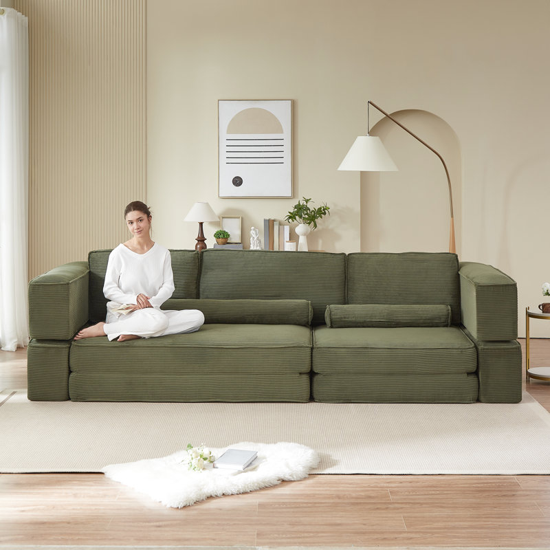 Canapé quatre places en velours côtelé kaki, suède confortable, combinaisons polyvalentes, idéal pour les moments de détente des parents dans un grand espace douillet à la maison.