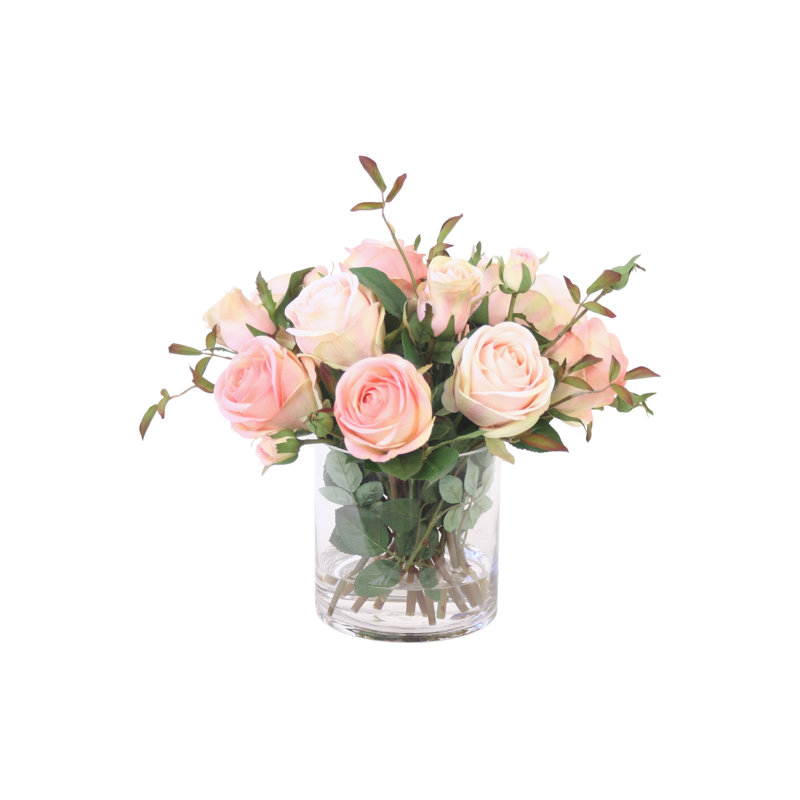 Roses roses dans un cylindre de verre