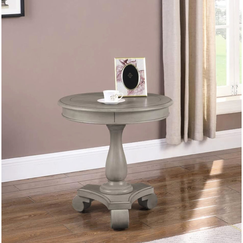 Table de bout ronde grise transitionnelle avec base piédestal ornée pour le salon, faite de bois franc d'ingénierie, plateau de table spacieux, taille 26 x 26 x 27