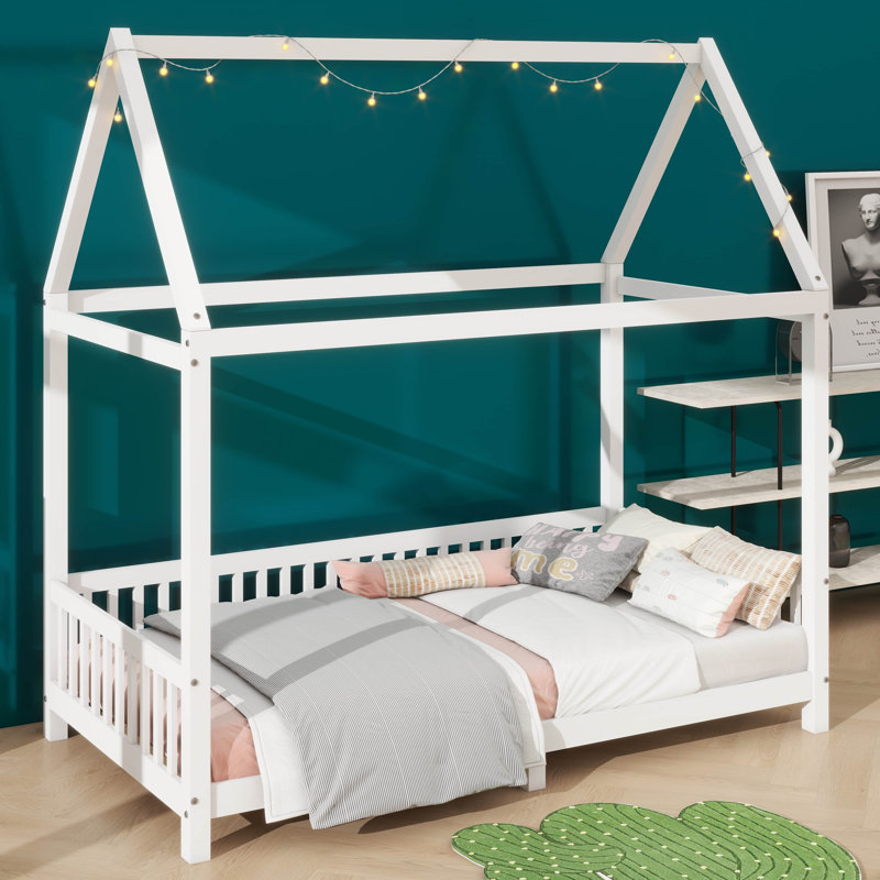 Lit de style maison en bois avec barrière de sécurité et éclairage DEL