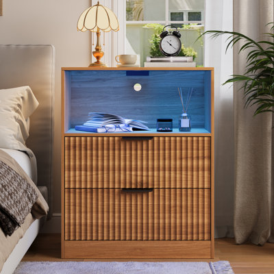 Table de chevet cannelée à 2 tiroirs de 60 cm de large avec station de recharge et compartiment de rangement ouvert, meuble de rangement de chevet pour chambre à coucher