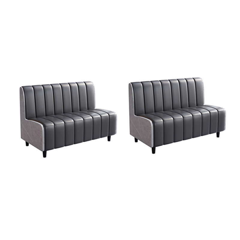 Bancs noirs de style industriel