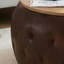Grande table basse ronde avec repose-pieds (brun) avec plateau en bois et revêtement en similicuir.